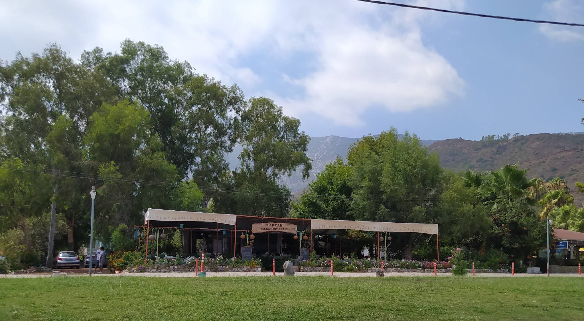 Dağların önünde, Adrasan sahil yolundaki Kaptan Otel Restoran